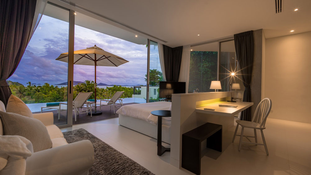 Villa Abiente - Slumbrous Master bedroom at twilight